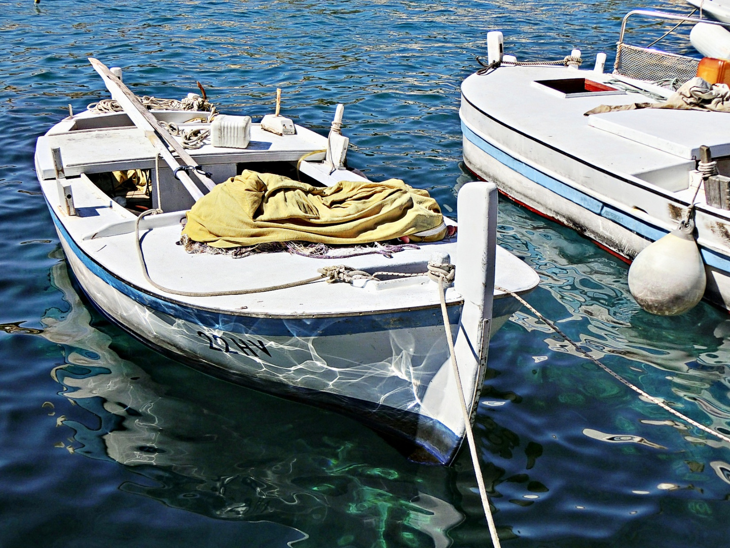 barque dans le port de Hvar