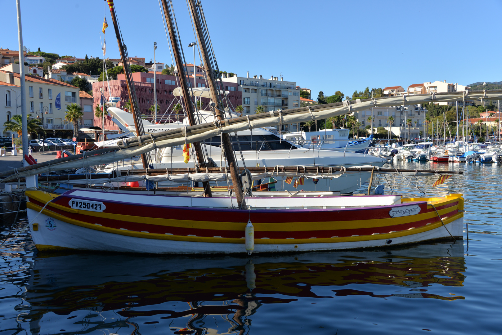 barque pleine de couleurs à Banyuls