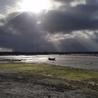 barque sous un ciel orageux