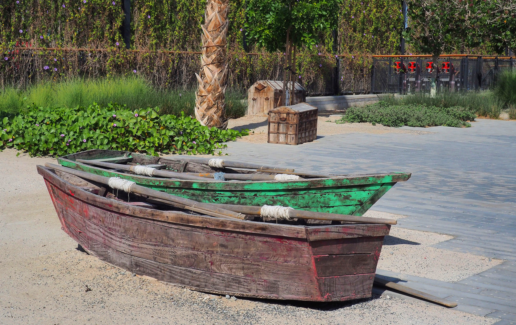 Barques anciennes sur une plage de Jumeira