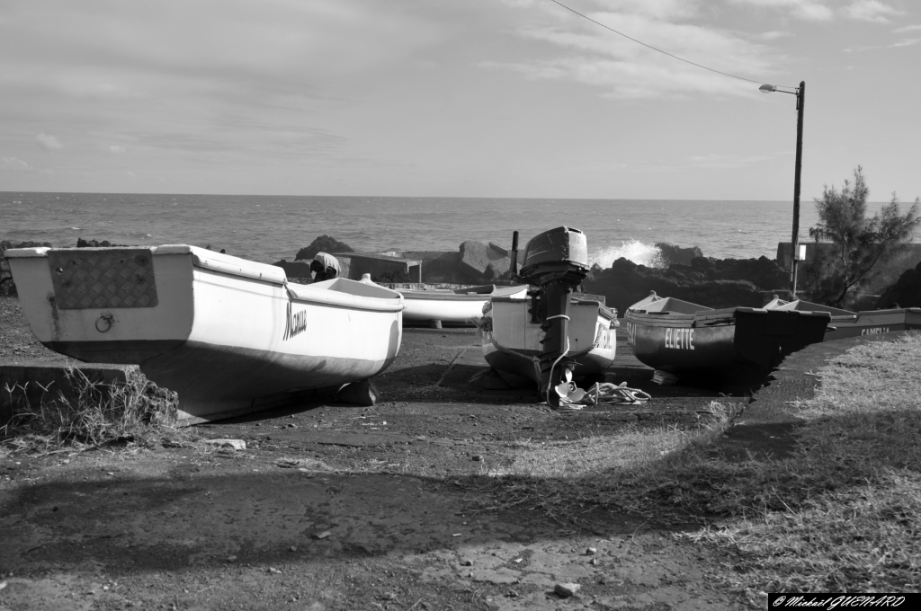 barques de pêche attendant un océan plus clément