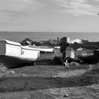 barques de pêche attendant un océan plus clément