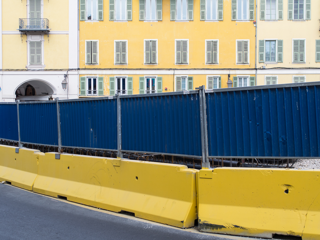 barricade bleue sur fond de (gilet?) jaune