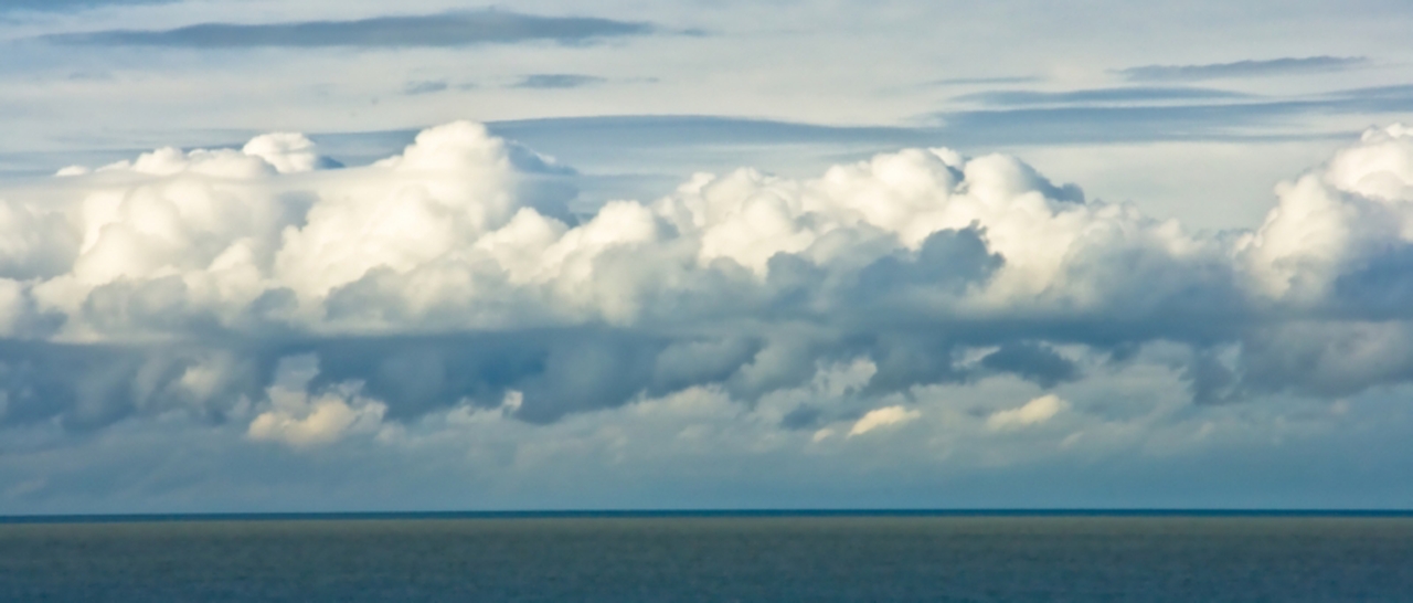 barrière de nuage sur l'atlantique