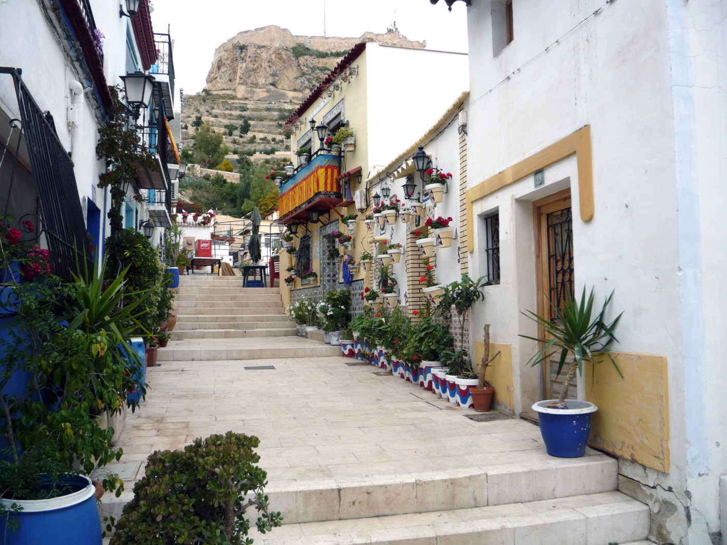 Barrio Sta. Cruz de Alicante - Al fondo Castillo de Sta. Bárbara