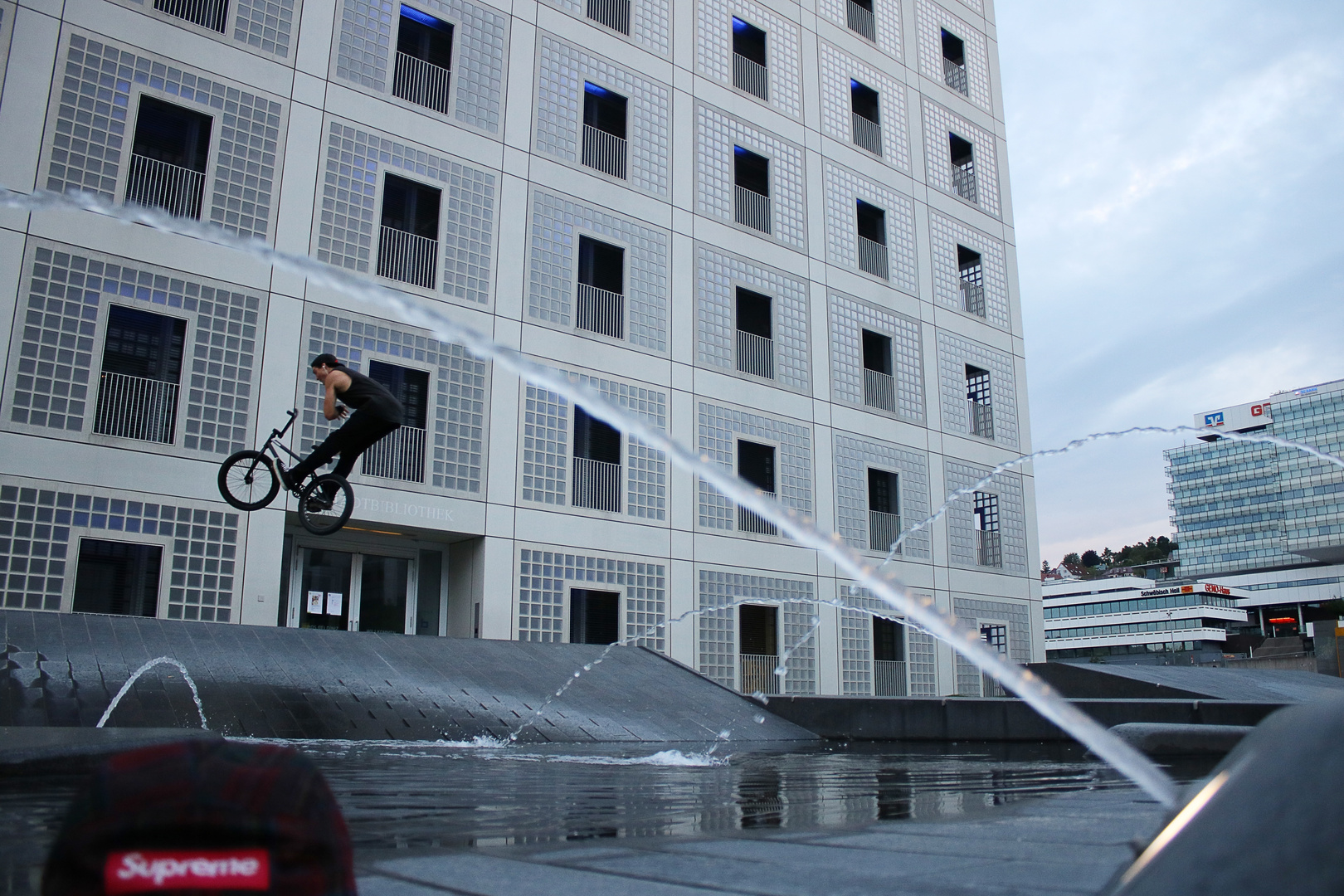 Barspin vor der Stuttgarter Bibliothek