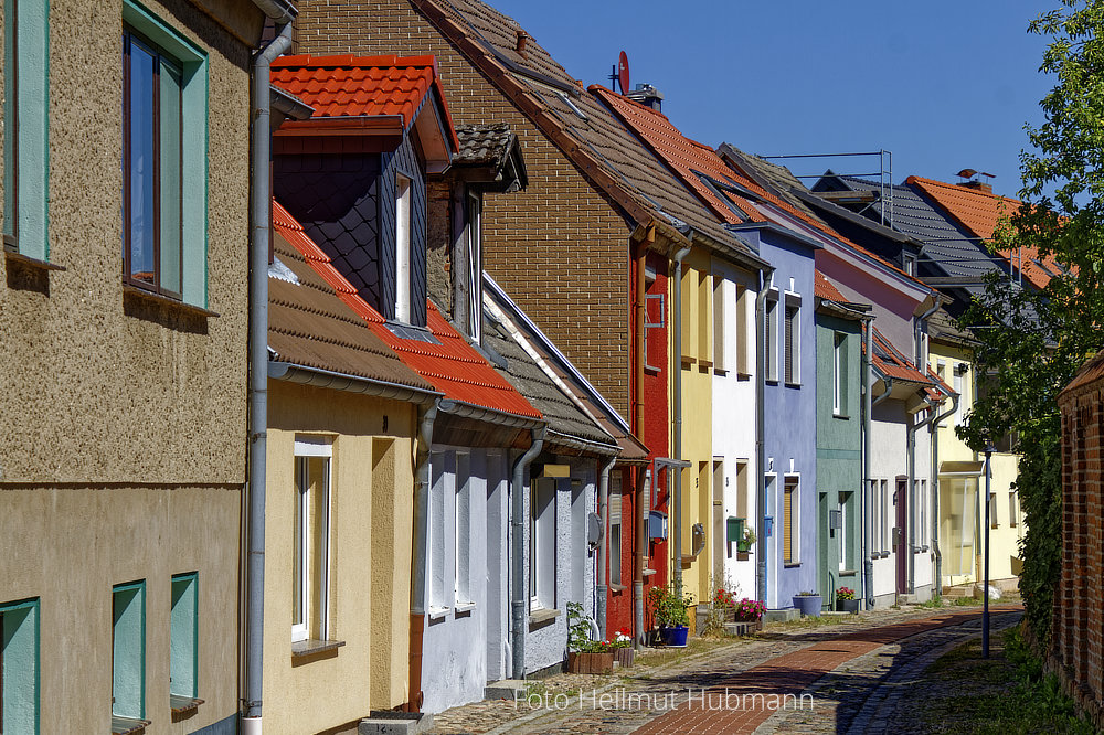 BARTH. EINE GASSE VOLLER SONNENSCHEIN.