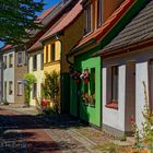 BARTH. GASSE MIT GRÜNEM HAUS