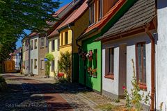 BARTH. GASSE MIT GRÜNEM HAUS