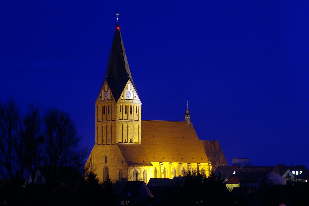 Barther Kirche bei Nacht