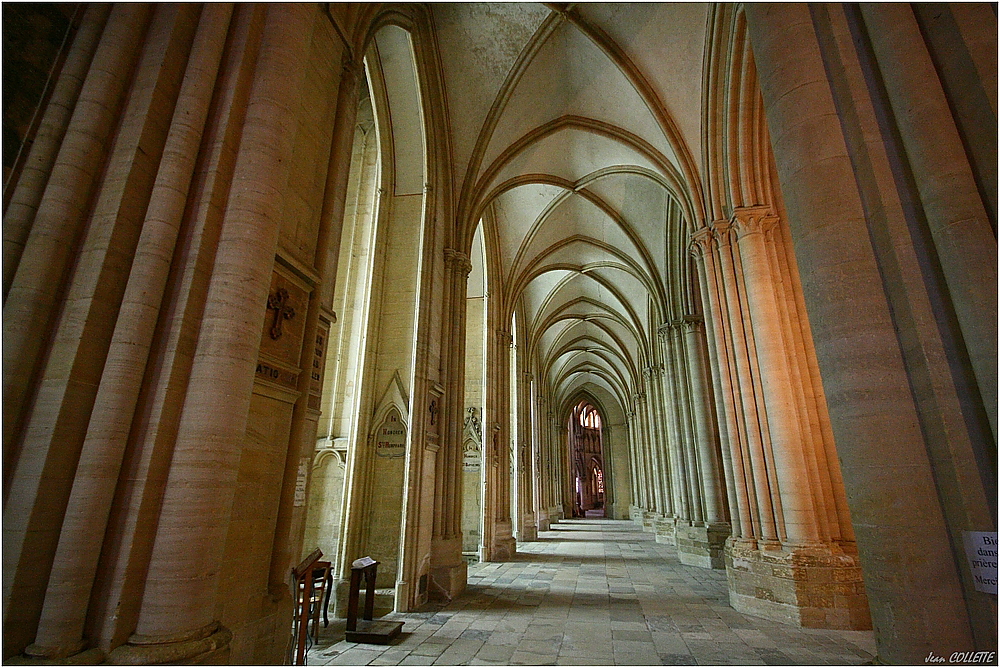 Bas-côté de la Cathédrale Notre Dame de Coutances. XIIIème siècle.