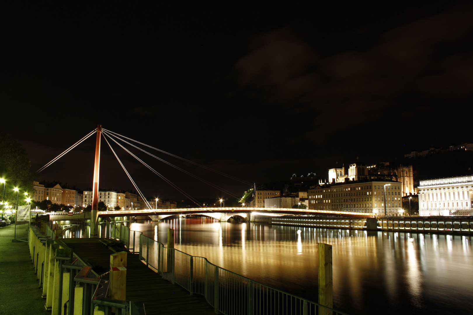 Bas ports vs lumières de la ville