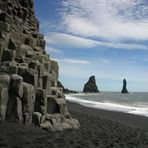 Basalt und schwarzer Sand am Meer