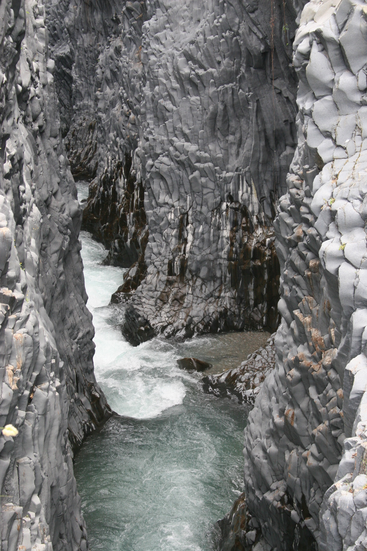 Basalt und Wasser - Der Weg nach unten