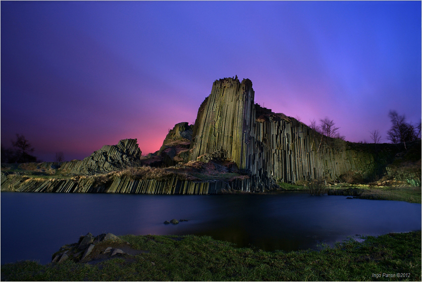 - Basaltfelsen im Licht -