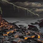  Basaltfelsen Nordirland mit Gewitterhimmel und Blitz 