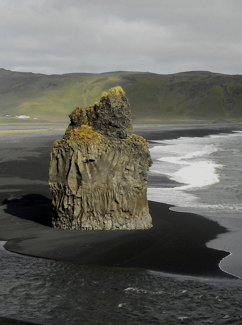 Basaltsäule am schwarzen Strand (Südisland)