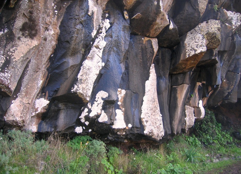 Basaltwand schwarz und grau