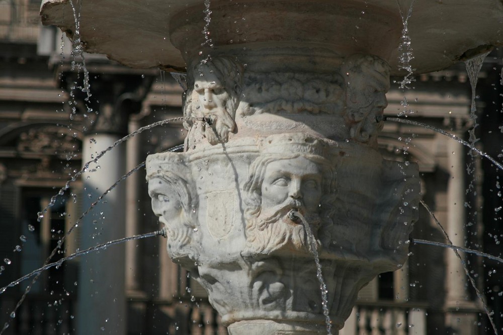 Basamento della fontana ai piedi di Madonna Verona in Piazza Erbe