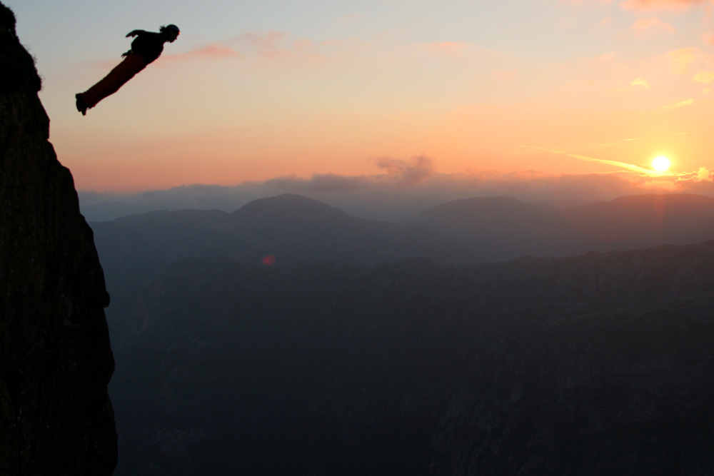 Basejump vom Kjerag, Norwegen