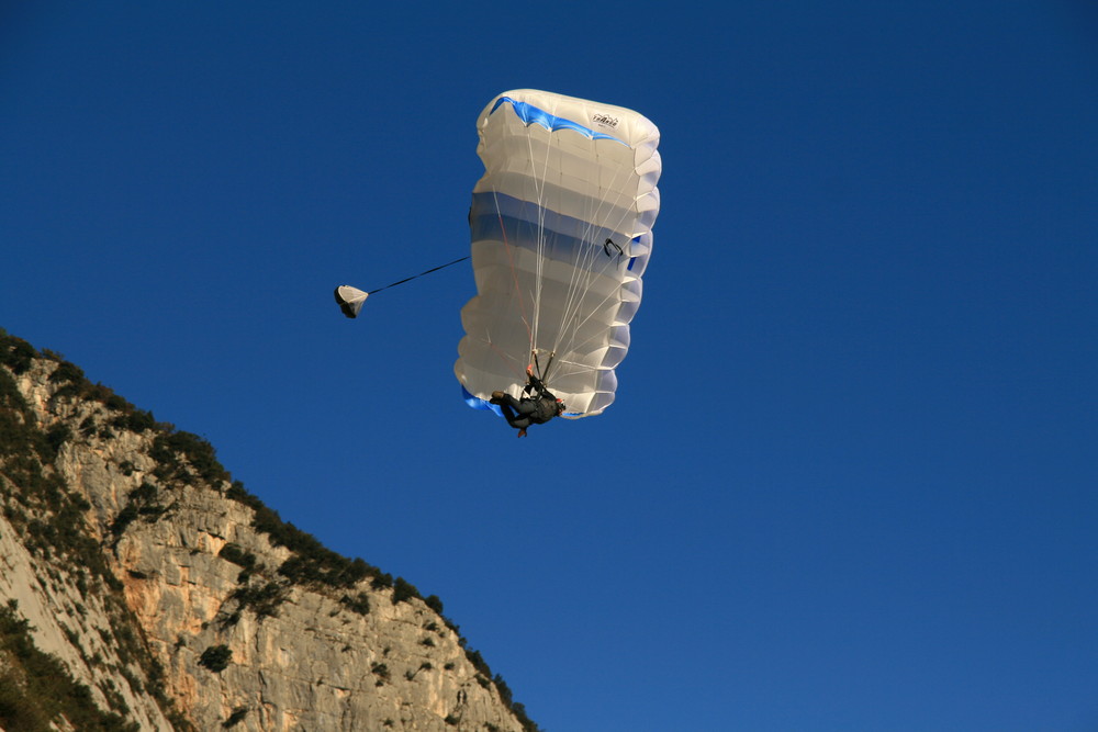 Basejumper in Arco