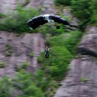 Basejumper vor Felswand 2