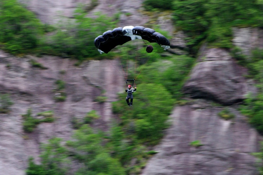 Basejumper vor Felswand 2