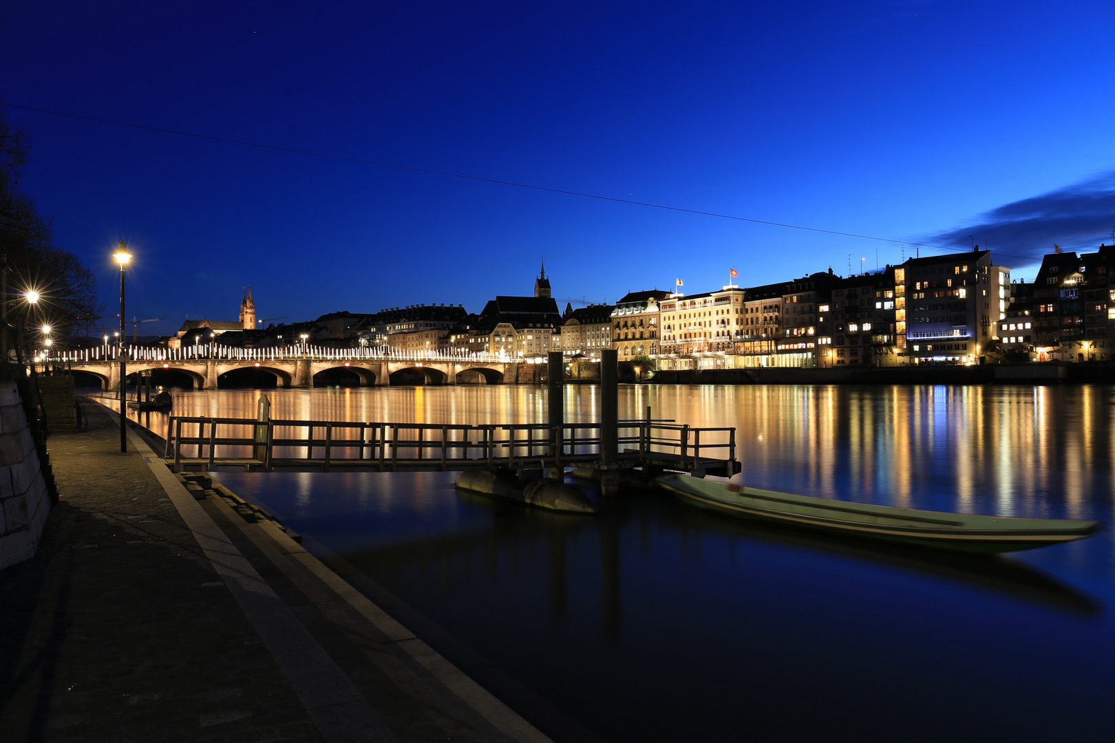 Basel mit dem Rhein beim Einnachten