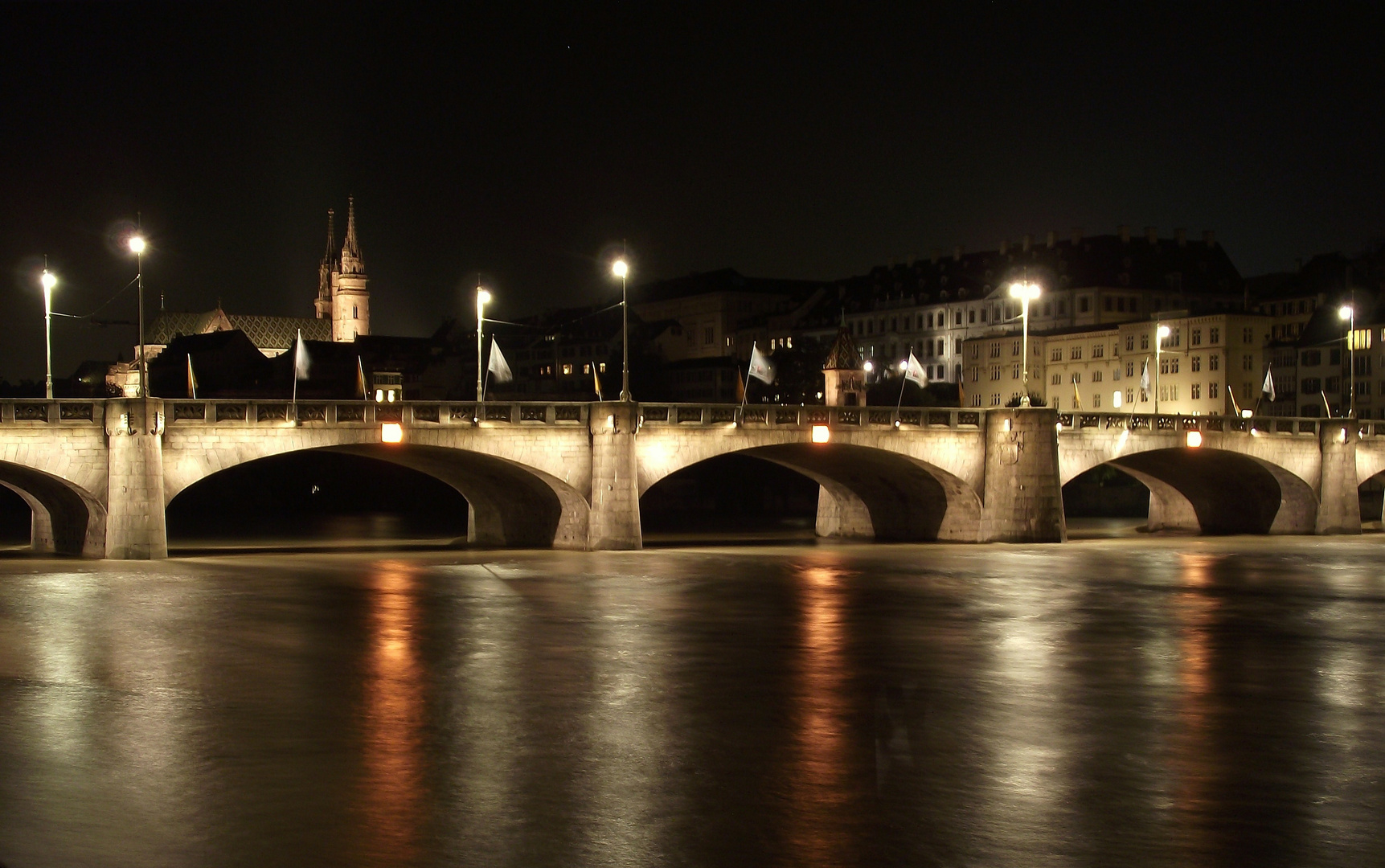 Basel, mittlere Brücke bei Nacht