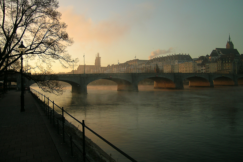 Basel - Mittlere Rheinbrücke im Morgengrauen