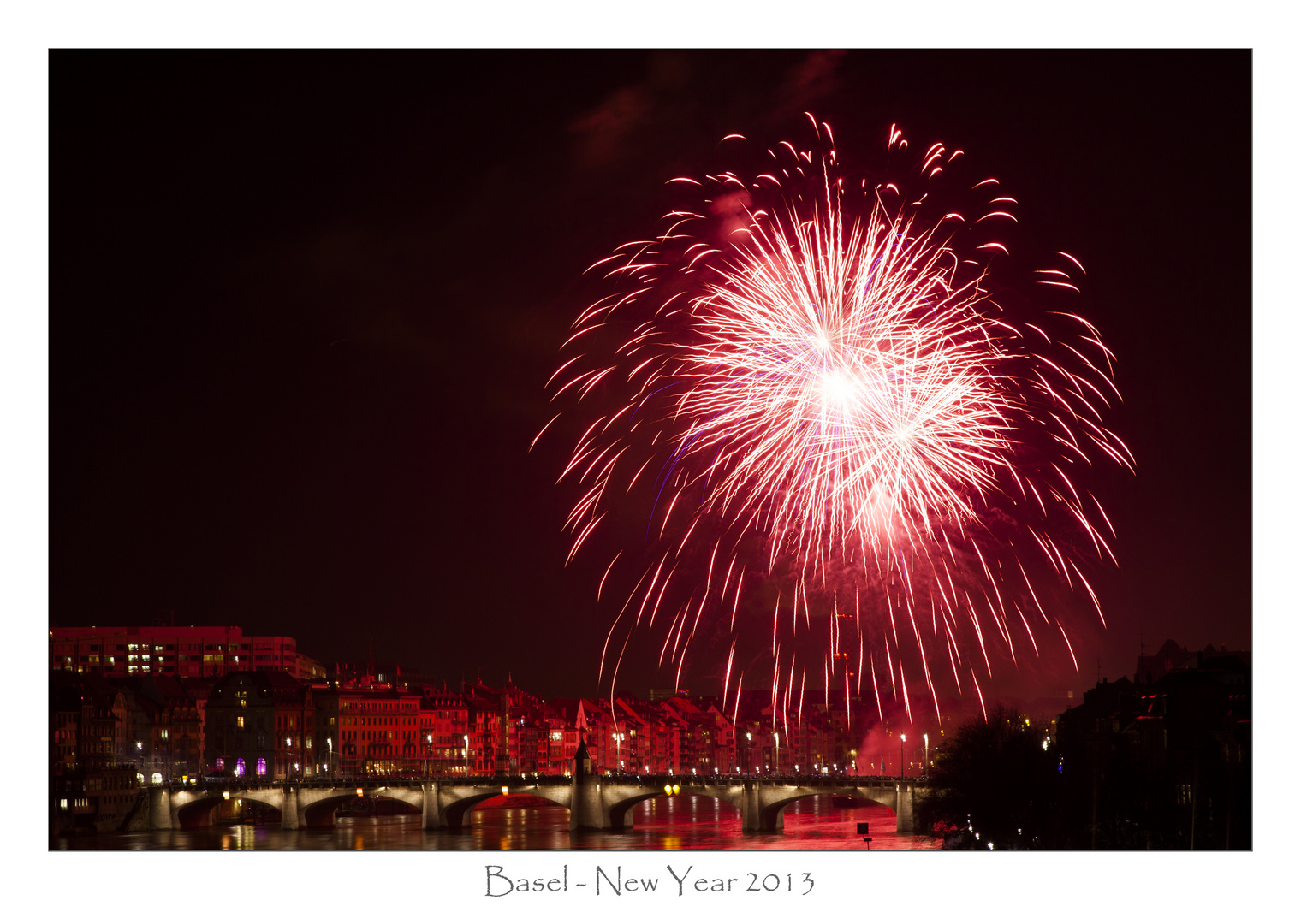 Basel Neujahr Feuerwerk: Basel ganz in Rot