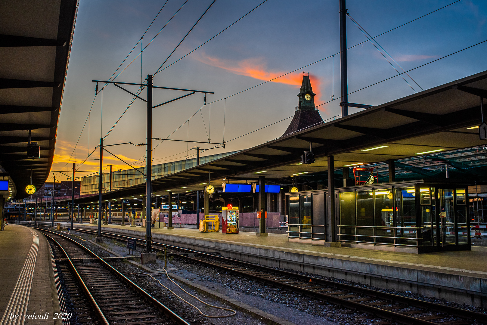 Basel SBB zur blauen Stunde