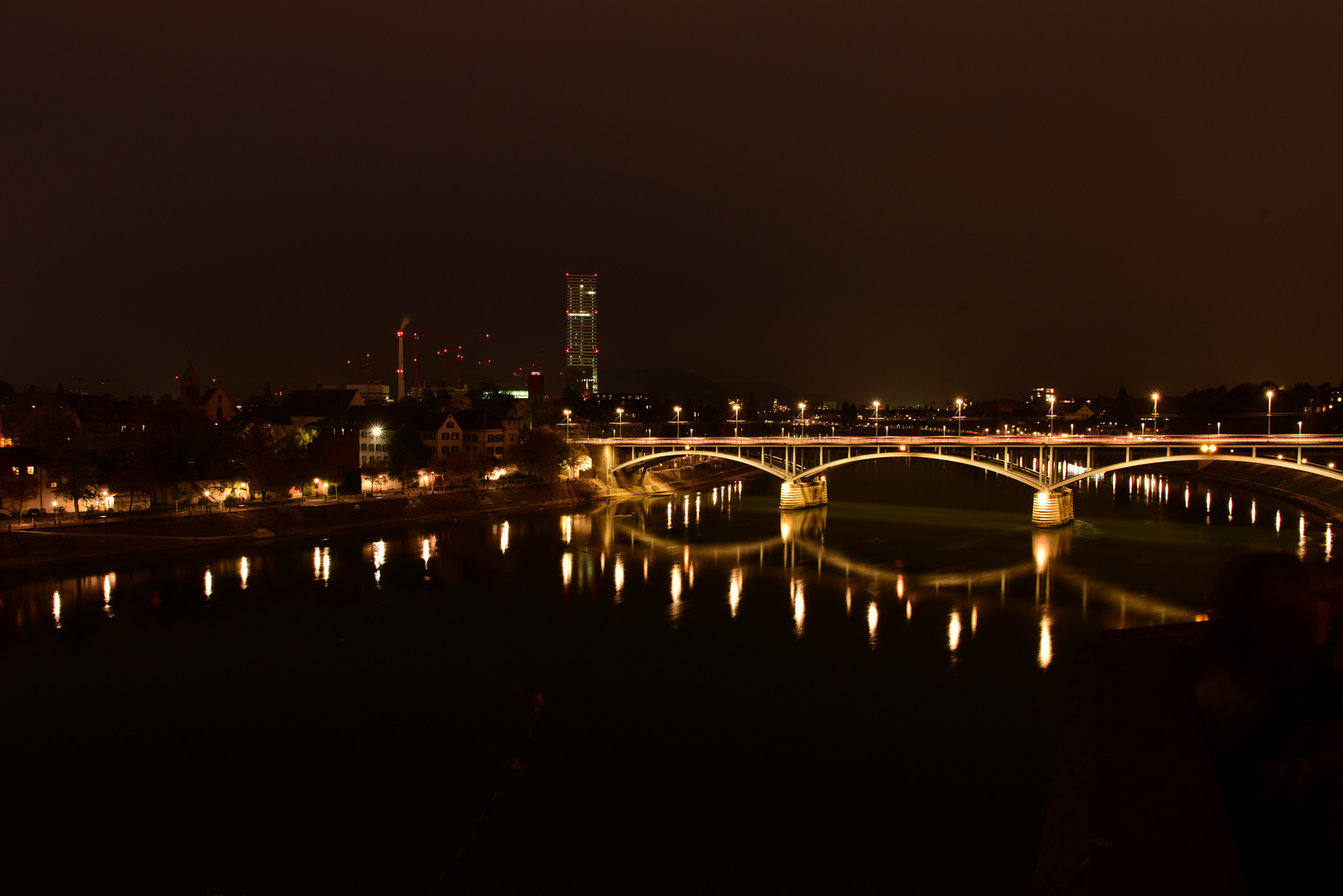 Basel und der Rhein bei Nacht