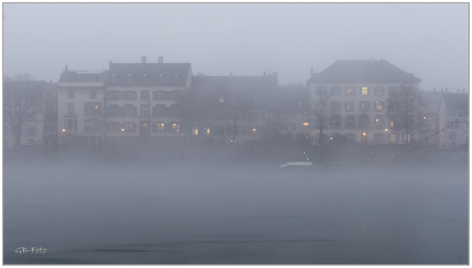 Basel versinkt im Nebel