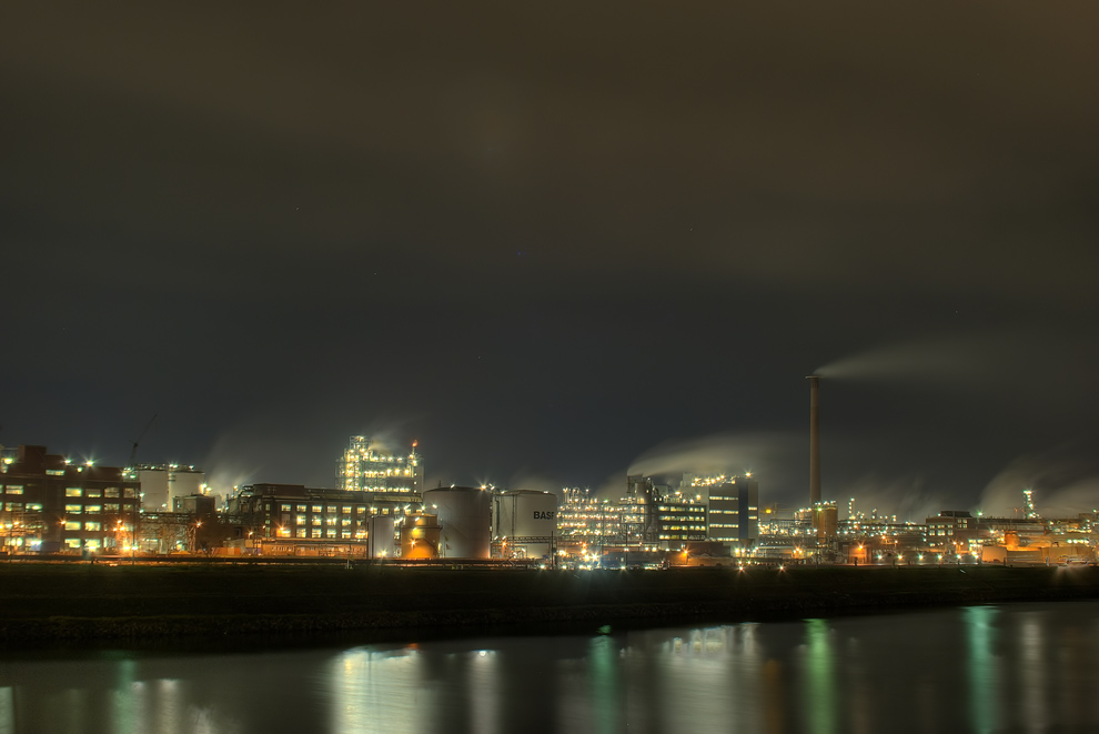 BASF bei Nacht