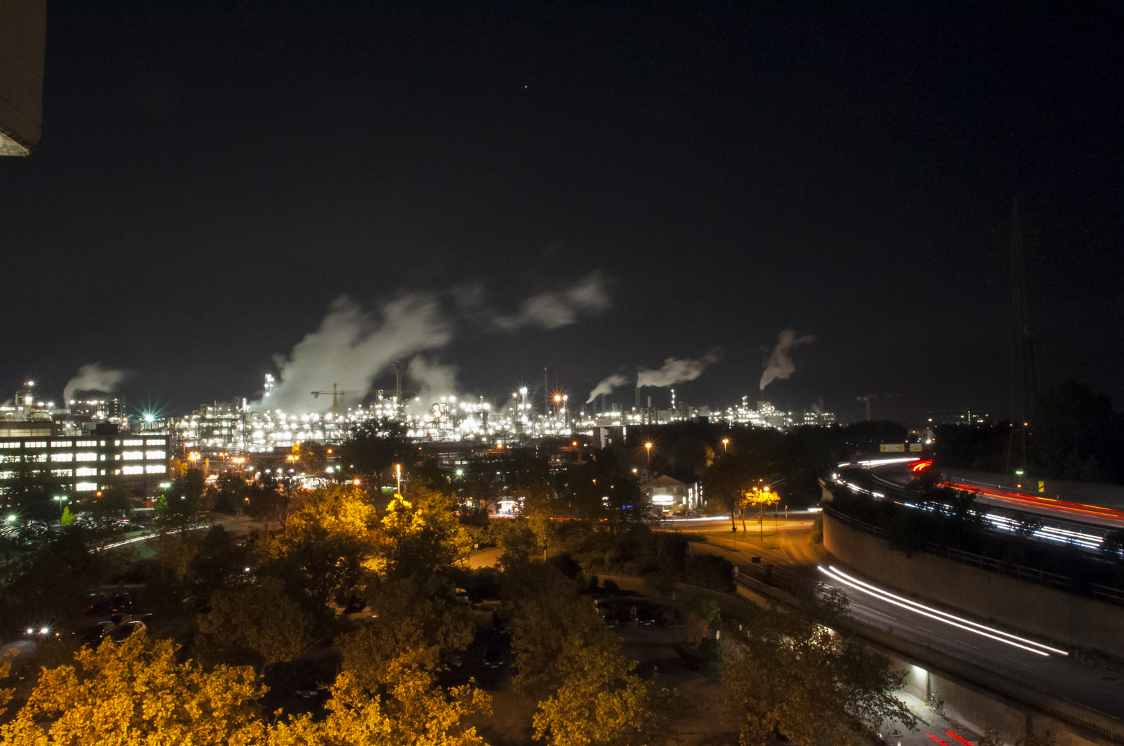 BASF Ludwigshafen und B9 bei Nacht