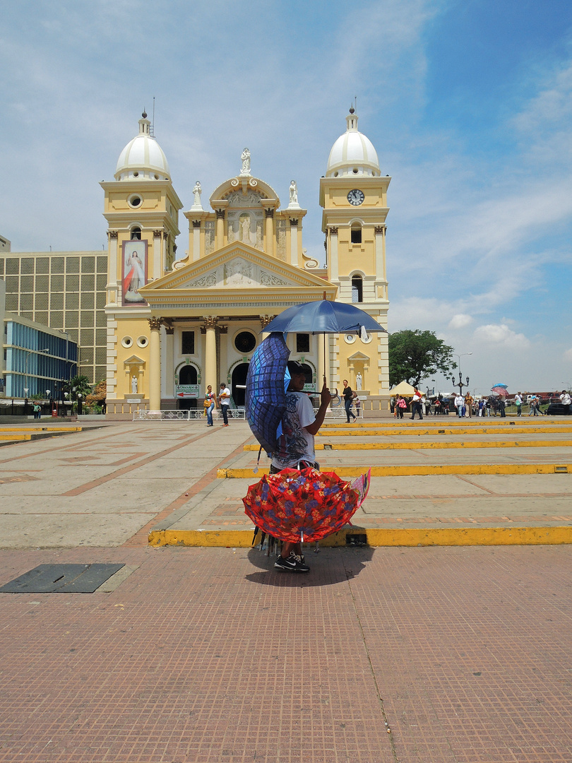 Basílica de la Virgen de Chiquinquira. Maracaibo, Zulia Venezuela, Vendedor de sombrillas