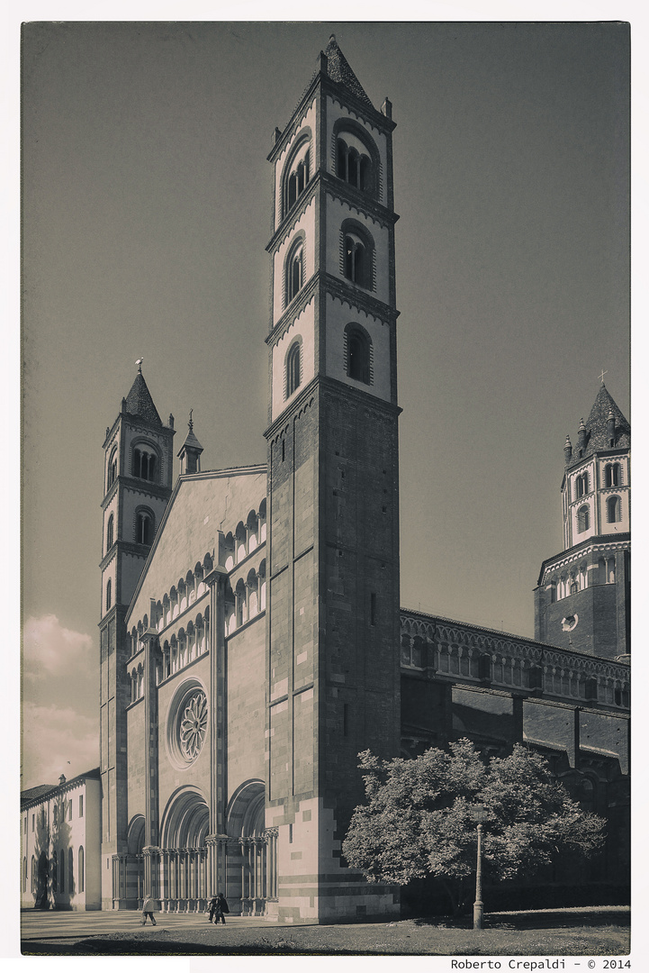 Basilica di Sant'Andrea (Vercelli), facciata