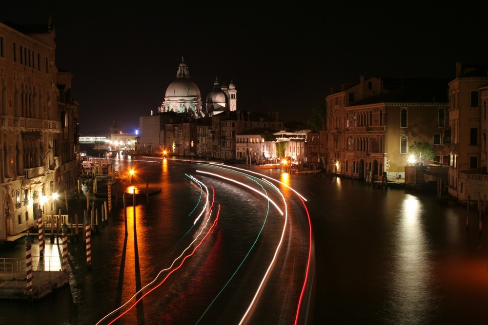 Basilica Salute bei Nacht in Venedig