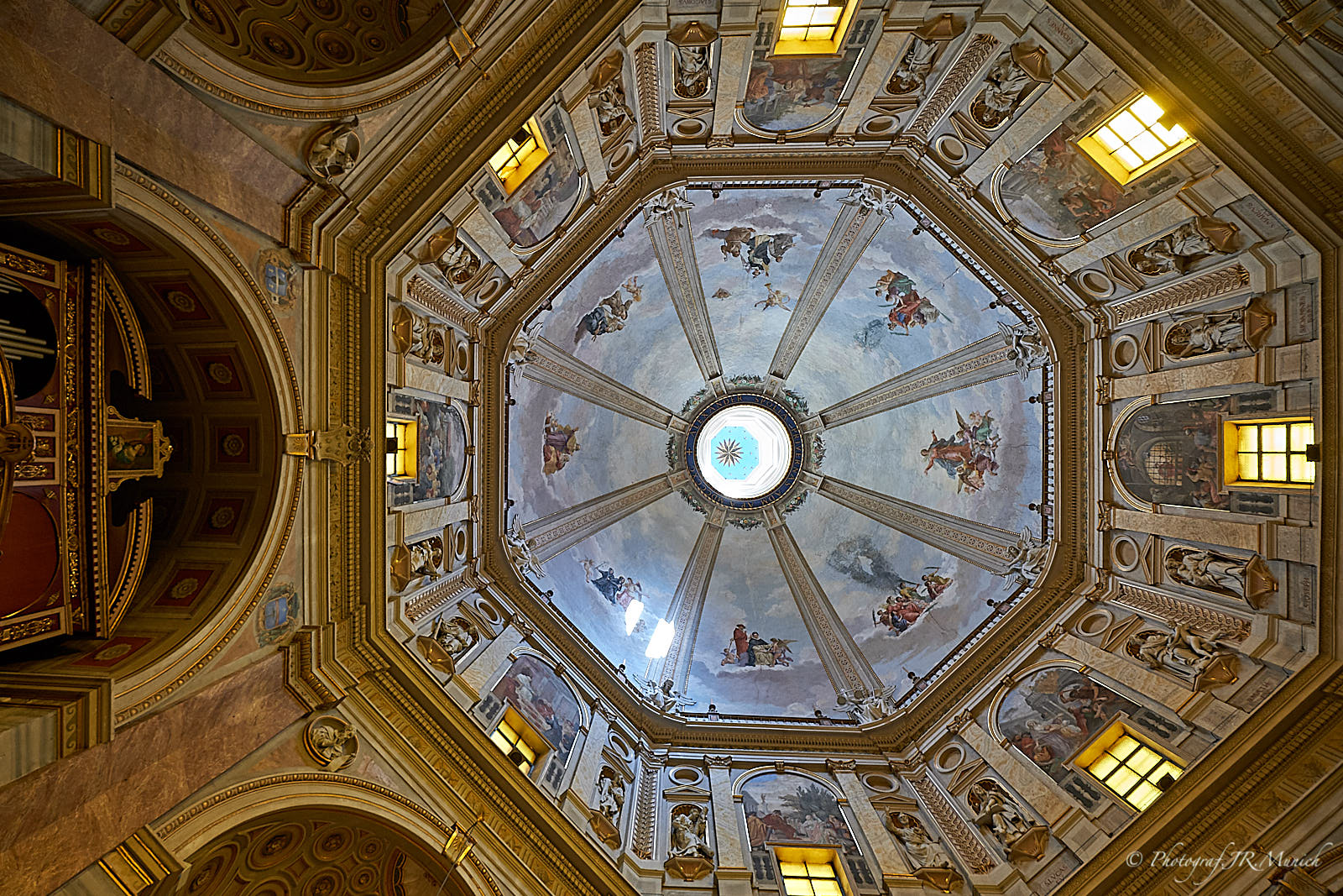 Basilica Santa Margherita von innen