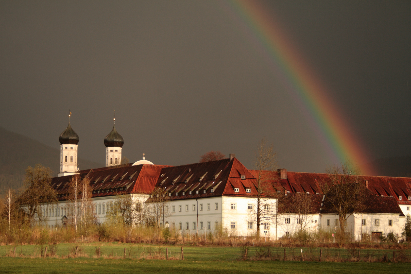 Basilika Benediktbeuern mit Regenbogen