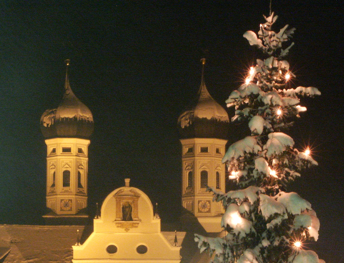 Basilika Benediktbeuern mit Weihnachtsbaum