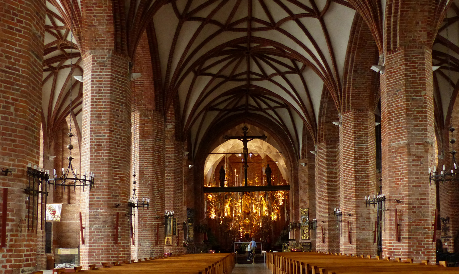 Basilika der Heiligen Birgitta in Danzig mit dem Bernstein Altar und ...