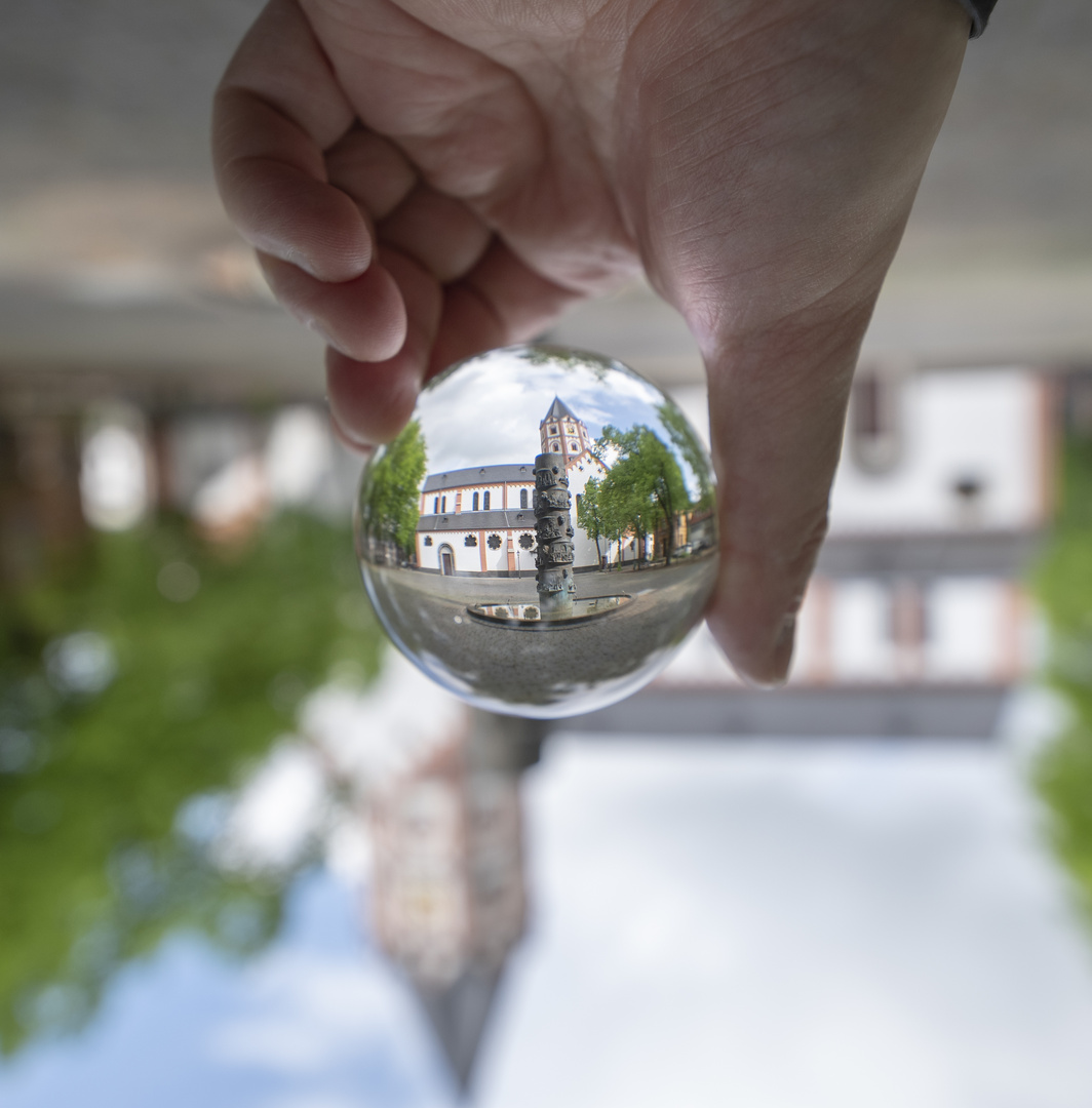 Basilika in Düsseldorf Gerresheim / Upside Down Lensball Foto