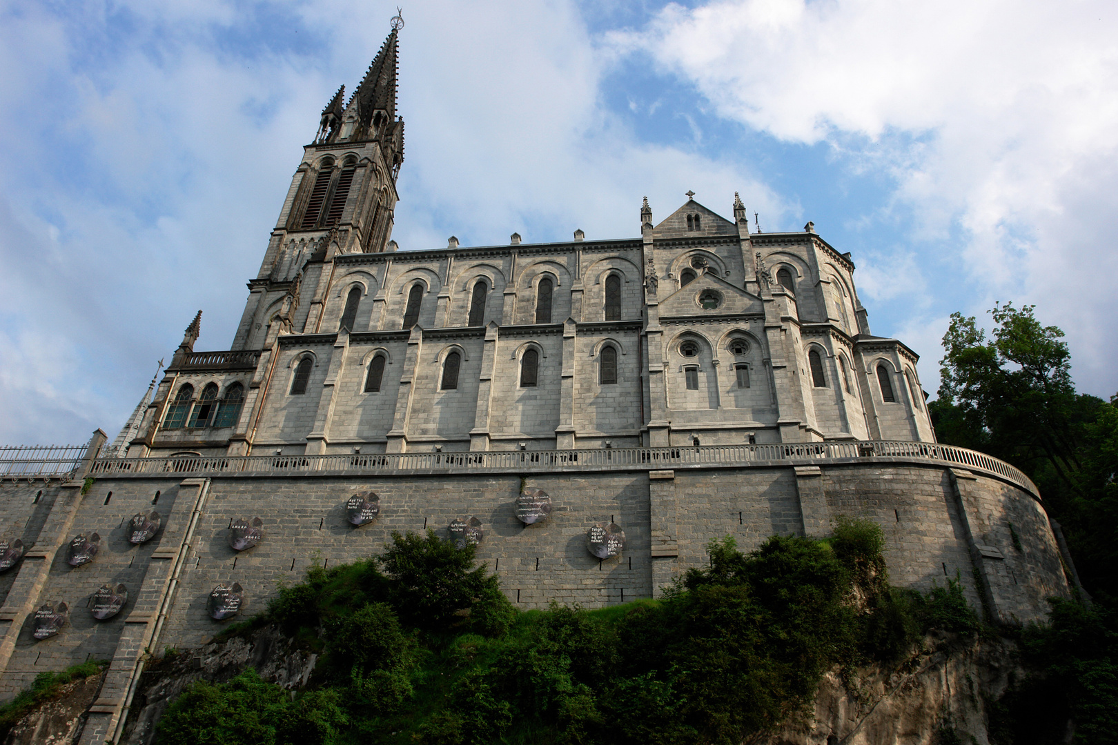 Basilika in Lourdes ( *)