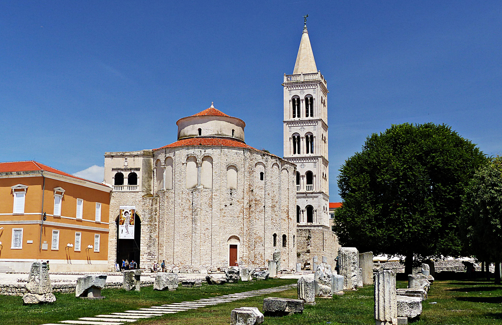 Basilika mit Glockenturm