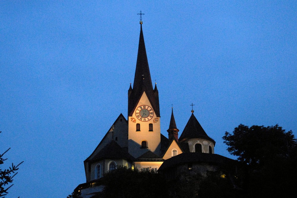 Basilika Rankweil von hinten (beleuchtet)