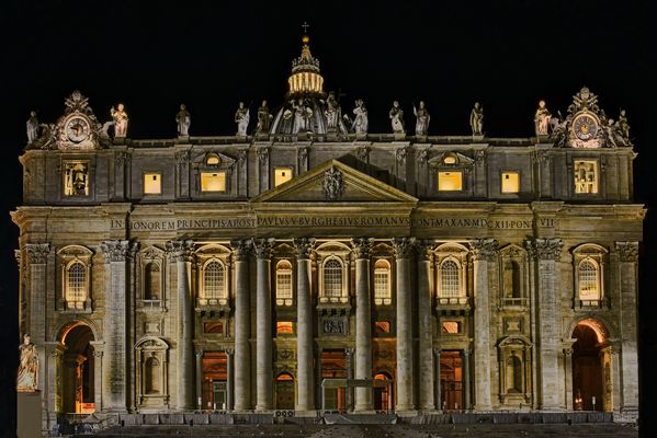Basilika Sankt Peter im Vatikan bei Nacht