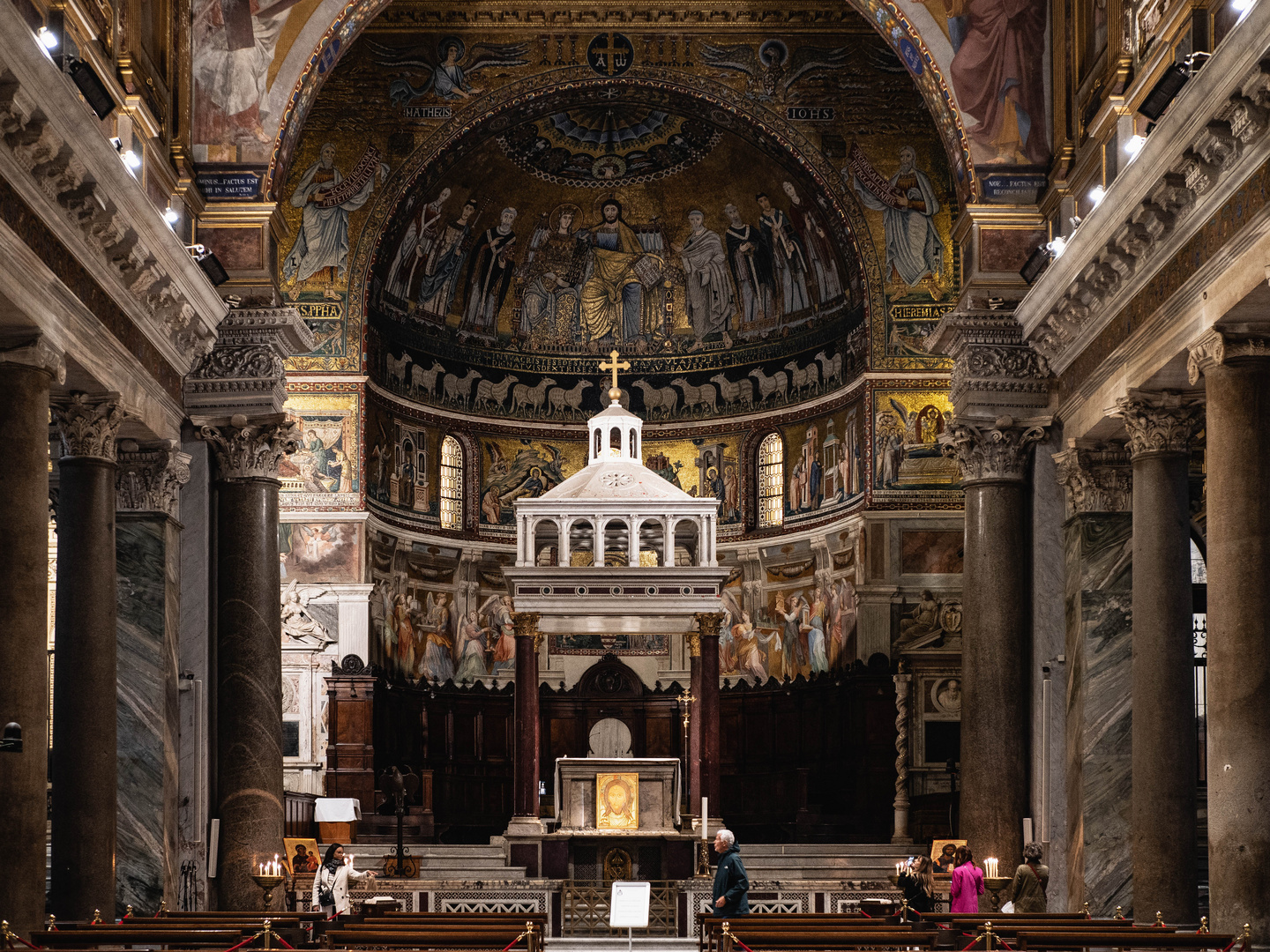 Basilika Santa Maria in Trastevere (Rom) ist die...