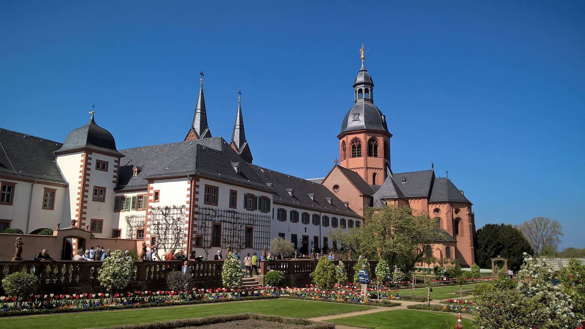 Basilika Seligenstadt mit Kloster und Garten Foto & Bild architektur